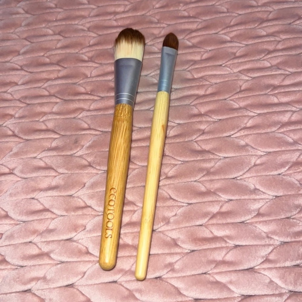 Bundle of ecco foundation and concealer brushes